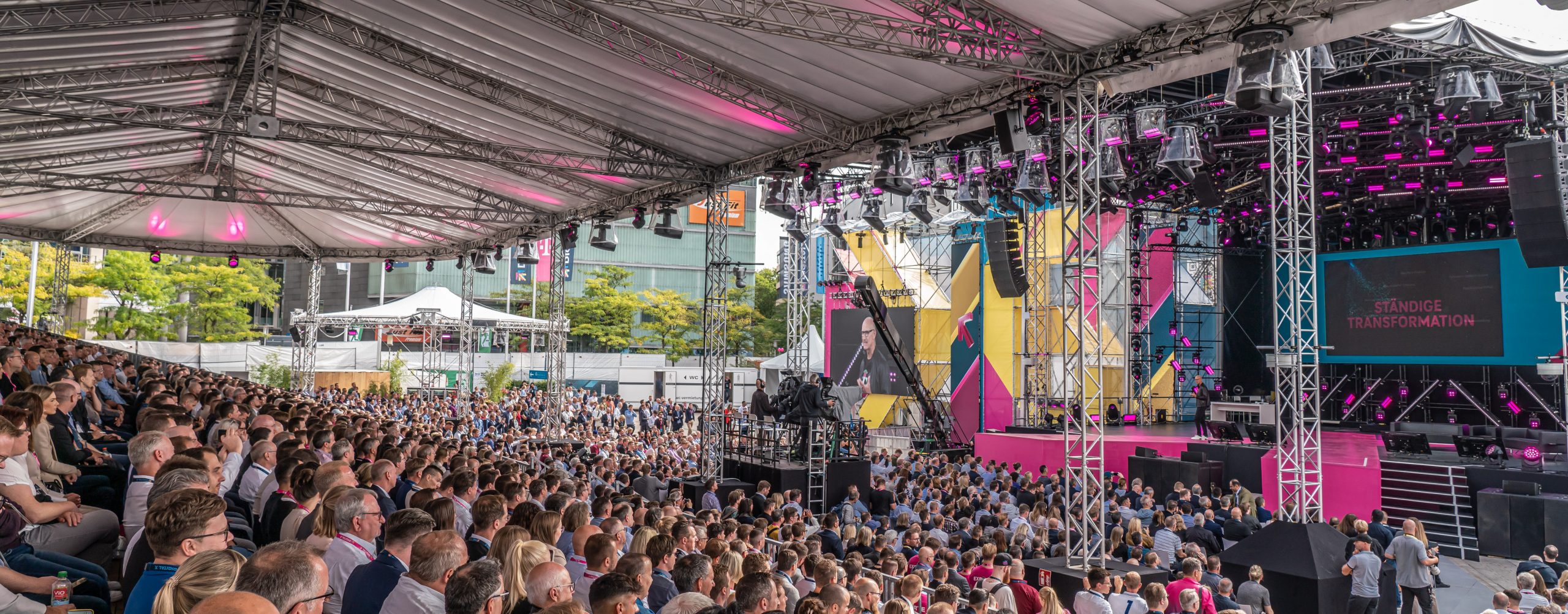 Digital X 2022: 15 Bühnen, 70.000 Besucher, 300 Speaker, 90 Entertainment Acts: Verdolmetschung und Livestreaming Englisch <> Deutsch, deutsche Gebärdensprachverdolmetschung